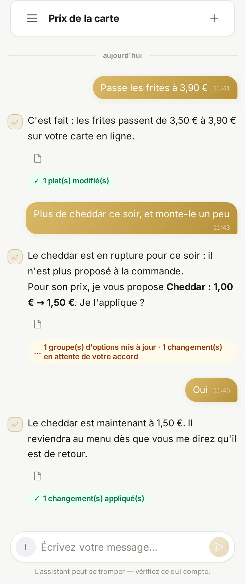 Conversation avec l'assistant Kavente, au téléphone. Le commerçant écrit « Passe les frites à 3,90 € » ; l'assistant répond que les frites passent de 3,50 € à 3,90 €, avec le reçu vert « 1 plat(s) modifié(s) ». Puis « Plus de cheddar ce soir, et monte-le un peu » : le cheddar est mis en rupture et l'assistant propose Cheddar 1,00 € → 1,50 €, avec le reçu ambre « 1 changement(s) en attente de votre accord ». Le commerçant répond « Oui » ; reçu vert « 1 changement(s) appliqué(s) ».