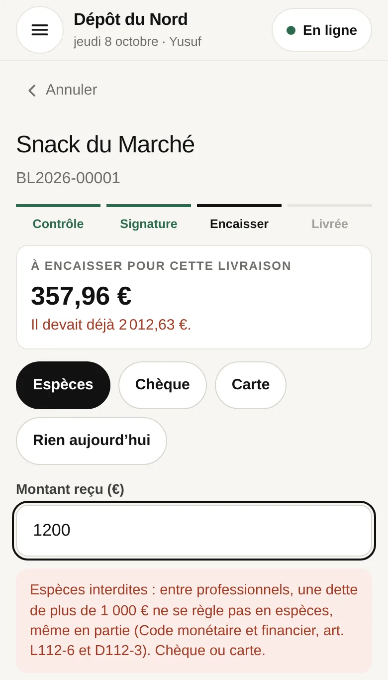 Téléphone du livreur, étape Encaisser pour Snack du Marché : 357,96 € à encaisser, le client devait déjà 2 012,63 €. Espèces choisies, montant reçu 1 200. Message rouge : espèces interdites, entre professionnels une dette de plus de 1 000 € ne se règle pas en espèces, même en partie (Code monétaire et financier, art. L112-6 et D112-3), chèque ou carte.
