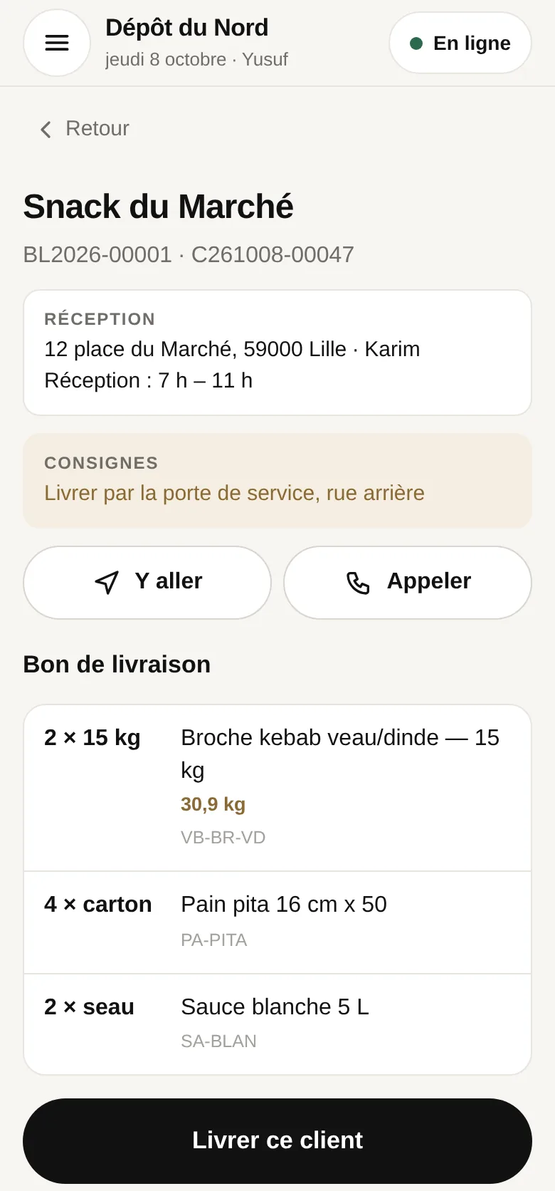 Téléphone du livreur, arrêt Snack du Marché, bon BL2026-00001 : adresse et heures de réception, consignes « Livrer par la porte de service », boutons Y aller et Appeler, puis le bon de livraison : 2 broches de 15 kg pesées 30,9 kg, 4 cartons de pain pita, 2 seaux de sauce blanche, et le bouton Livrer ce client.