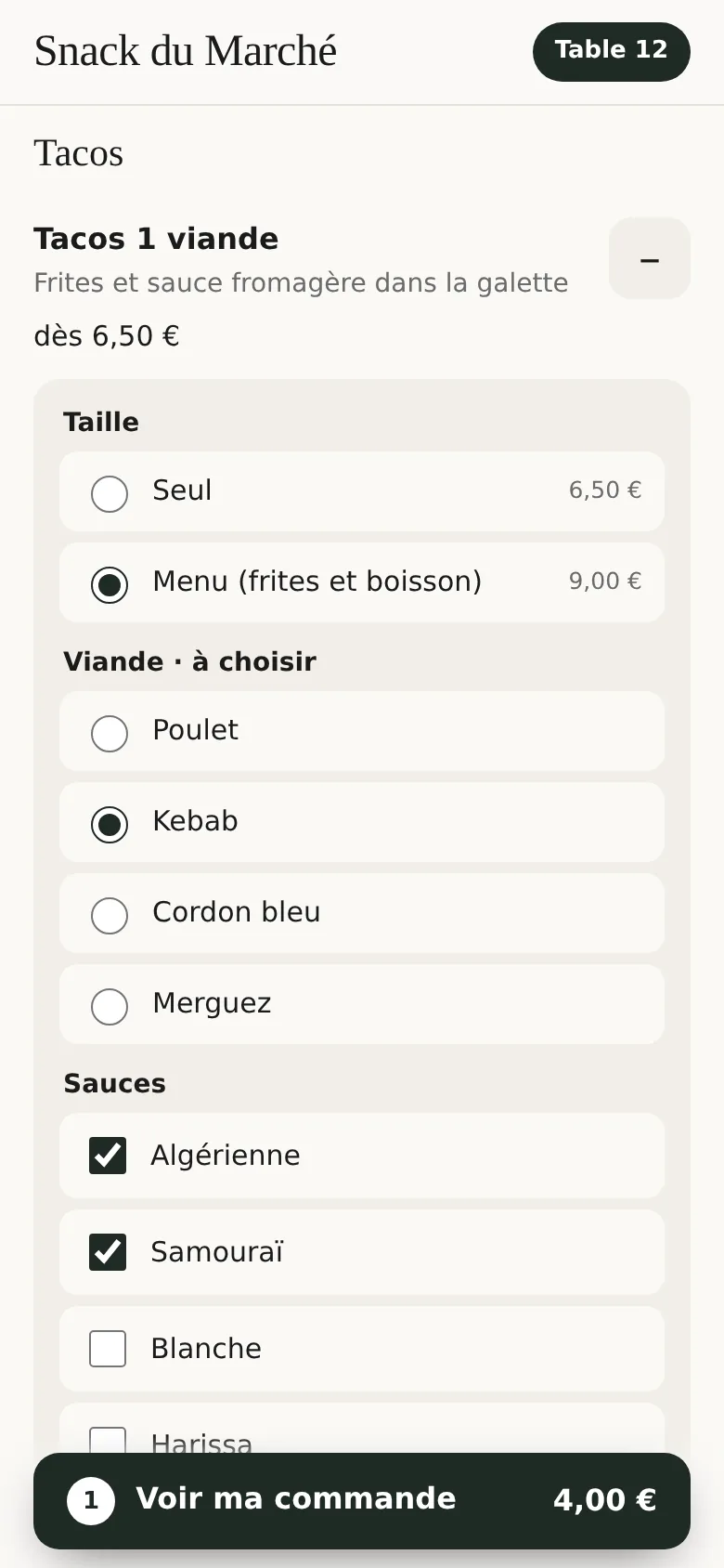 Page de commande à table du restaurant de démonstration Snack du Marché, table 12. Le tacos 1 viande est ouvert : formule Seul à 6,50 € ou Menu (frites et boisson) à 9,00 €, Menu choisi ; viande à choisir, kebab coché ; sauces algérienne et samouraï cochées. En bas, la barre « Voir ma commande », 1 article, 4,00 €.