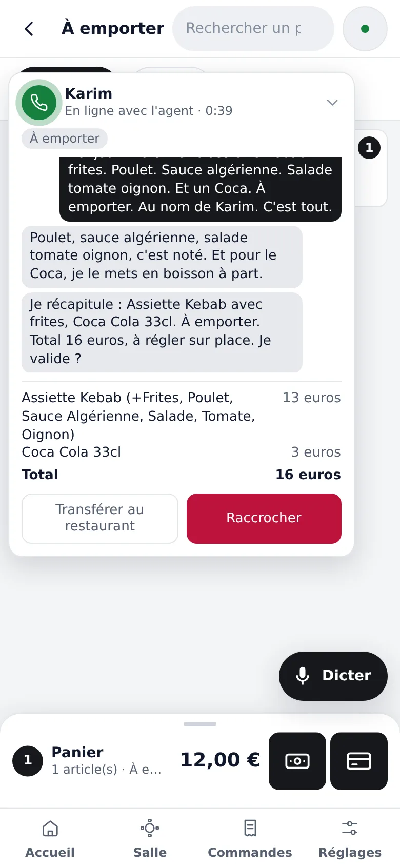 La caisse Kavente sur un téléphone, pendant une vente au comptoir. Une bulle d'appel est ouverte : Karim, en ligne avec l'agent depuis 39 secondes, à emporter. La conversation défile, puis le panier dit au téléphone : assiette kebab avec frites, poulet, sauce algérienne, salade, tomate, oignon, 13 euros ; Coca Cola 33 cl, 3 euros ; total 16 euros. Deux boutons : Transférer au restaurant et Raccrocher.
