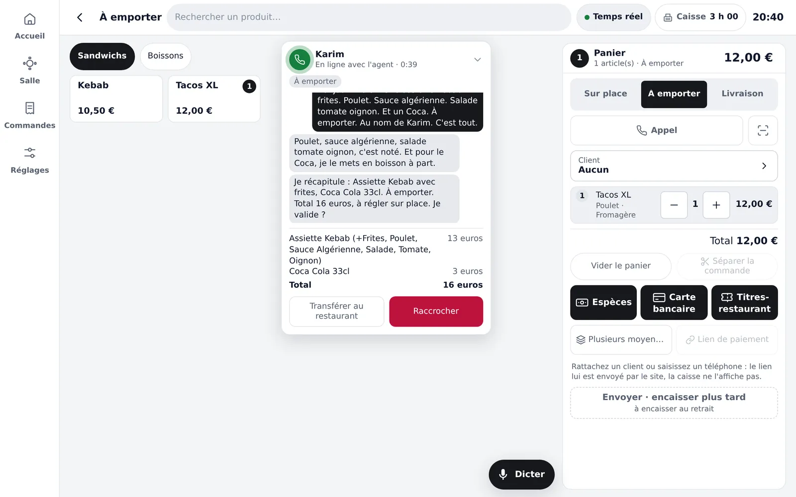 Kavente POS sur une tablette : à gauche les produits Kebab et Tacos XL, à droite le panier en cours, un Tacos XL poulet fromagère à 12 euros et les boutons d'encaissement. Au milieu, la bulle d'appel ouverte : Karim, en ligne avec l'agent, à emporter, la conversation, le panier de l'appel pour 16 euros, et les boutons Transférer au restaurant et Raccrocher.