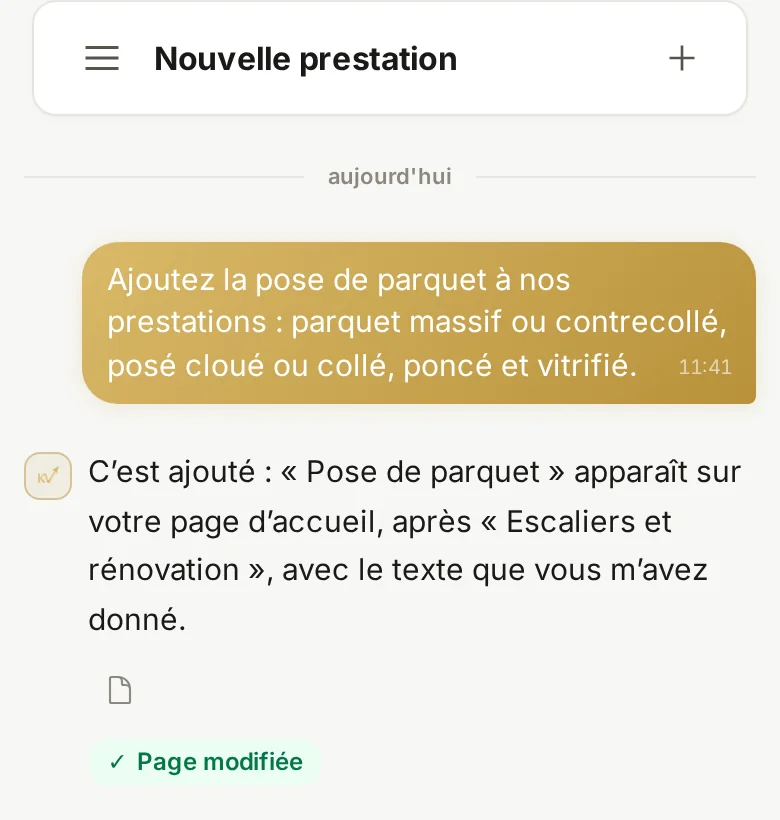 Conversation de L'Établi du Nord, menuiserie de démonstration. L'artisan écrit « Ajoutez la pose de parquet à nos prestations : parquet massif ou contrecollé, posé cloué ou collé, poncé et vitrifié. » L'assistant répond que « Pose de parquet » apparaît sur la page d'accueil, après « Escaliers et rénovation ». Reçu vert : Page modifiée.