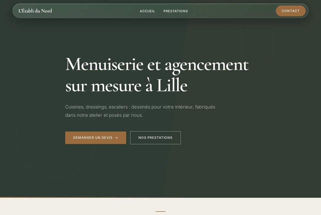 Le même site de démonstration sur ordinateur : en-tête avec le nom L'Établi du Nord, les liens Accueil et Prestations et le bouton Contact ; grand titre « Menuiserie et agencement sur mesure à Lille » et les boutons Demander un devis et Nos prestations.