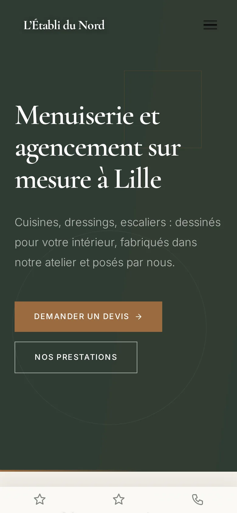Premier écran du site de L'Établi du Nord au téléphone, une menuiserie de démonstration : « Menuiserie et agencement sur mesure à Lille », « Cuisines, dressings, escaliers : dessinés pour votre intérieur, fabriqués dans notre atelier et posés par nous. », boutons Demander un devis et Nos prestations, barre de navigation en bas de l'écran.